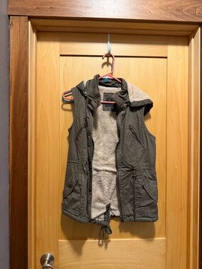 Sleeveless Hooded Sherpa-Lined Utility Vest - brown